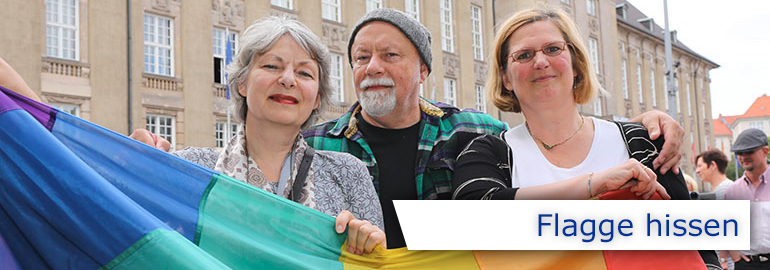 Hissen der Regenbogenfahne am Rathaus Schöneberg in Berlin.